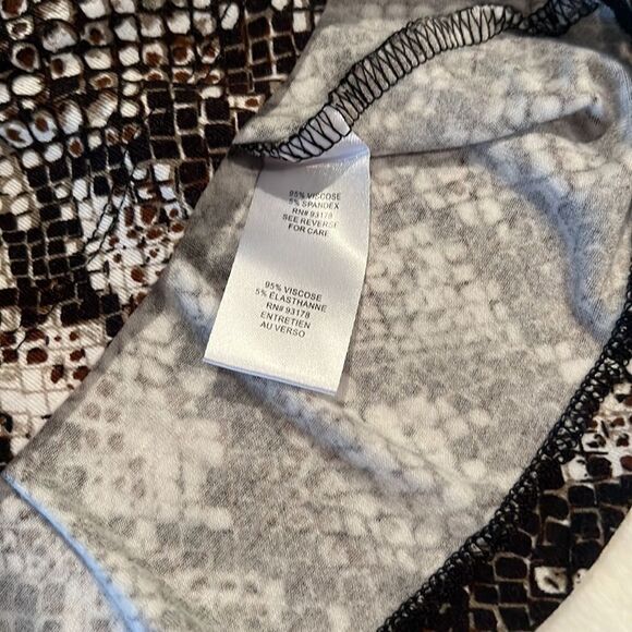 Tahari Mock Neck Snakeskin Blouse 1/2 Sleeve Size Medium - Picture 6 of 6